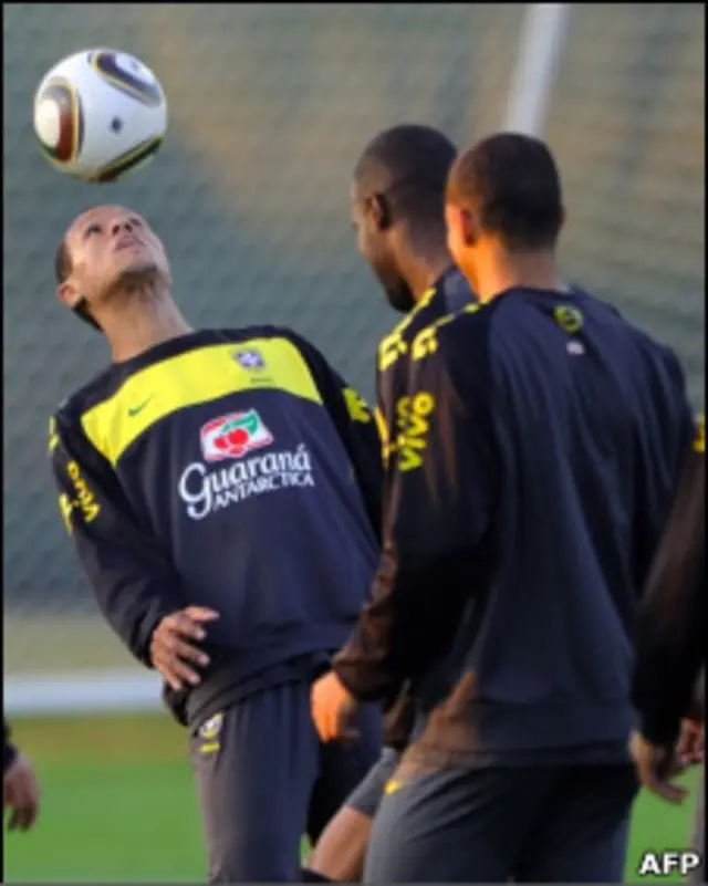 Luis Fabiano faz graça com a bola em treino da seleção no dia 11