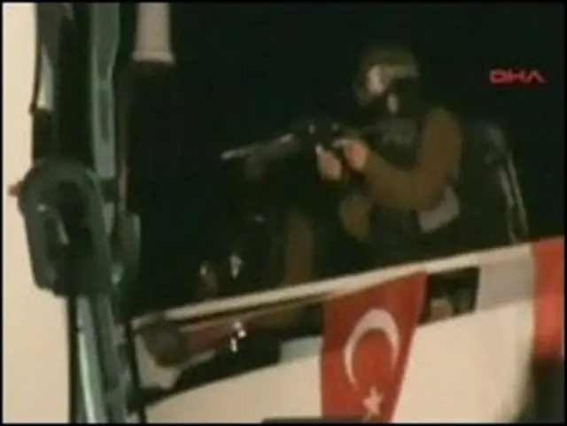 Tentara Israel menyerbu kapal bantuan Mavi Marmara di perairan internasional