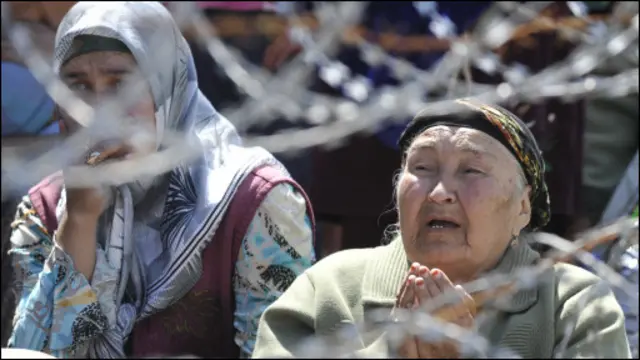 Ribuan wanita dan anak-anak etnis Uzbek mengungsi di perbatasan Kirgistan-Uzbekistan