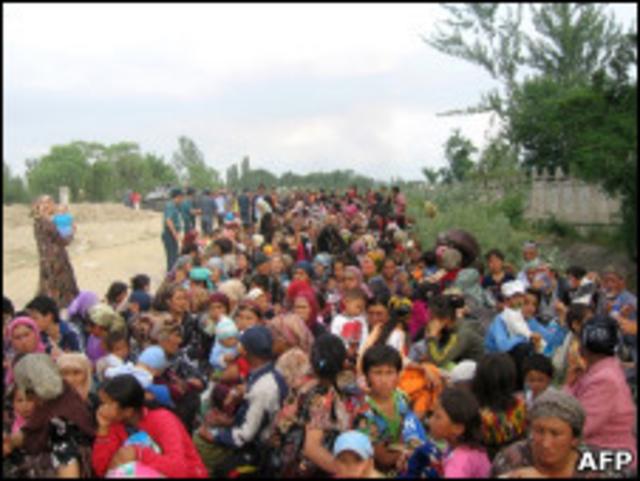 Узбекские беженцы у границы с Узбекистаном