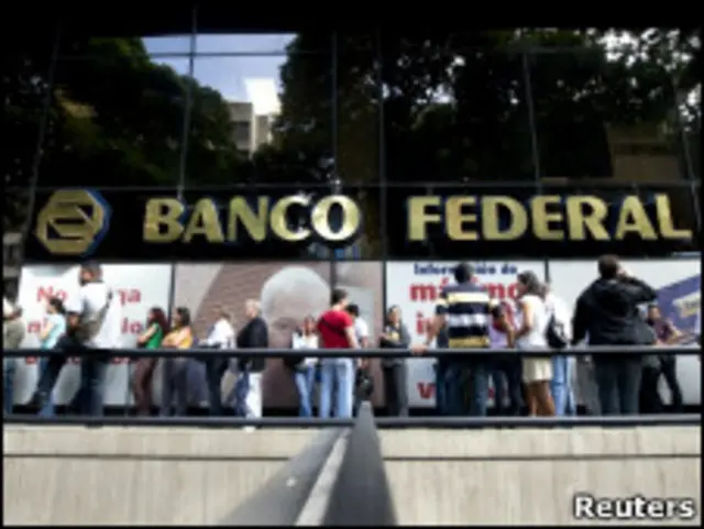 Clientes hacen fila en una sucursal del Banco Federal en Caracas.