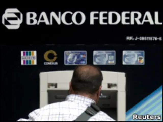 Un hombre hace una operación en un cajero del Banco Federal