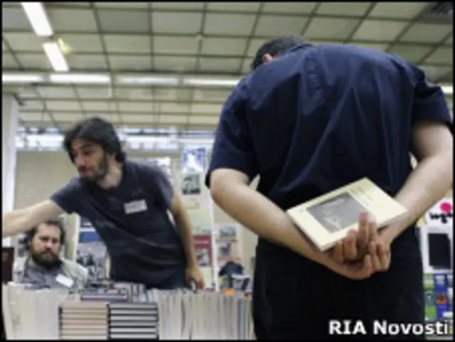 Мужчины рассматривают книги на Московском книжном фестивале