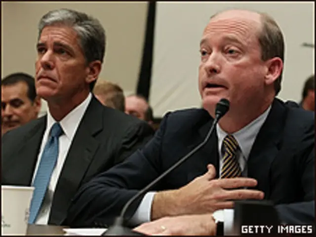 Lamar McKay, responsable de BP en EE.UU. (dcha.) y Marvin Odum, presidente de Shell 