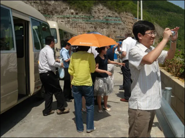Khách TQ thăm đập Cảnh Hồng