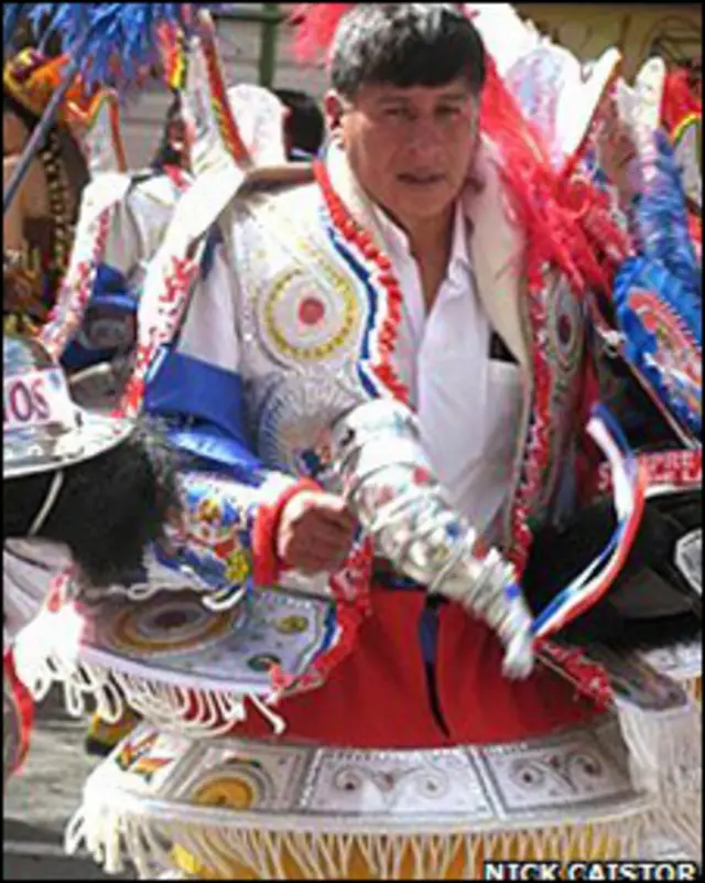 玻利维亚狂欢游行人群中的男人