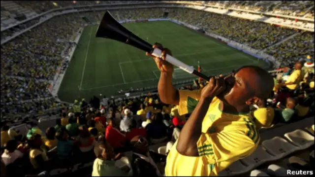 Фанат дует в "вувузелу"