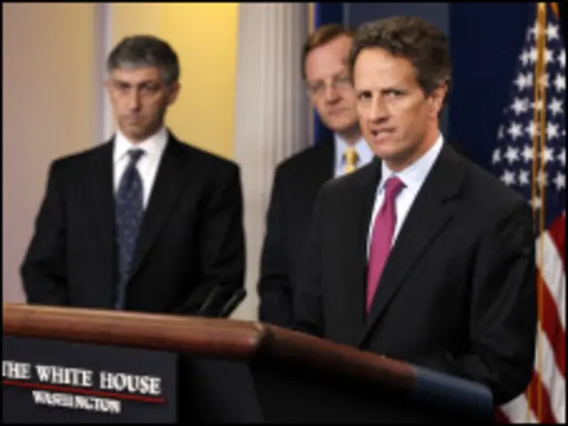 وزیر خزانه داری آمریکا در کنار معاون خود و سخنگوی کاخ سفید