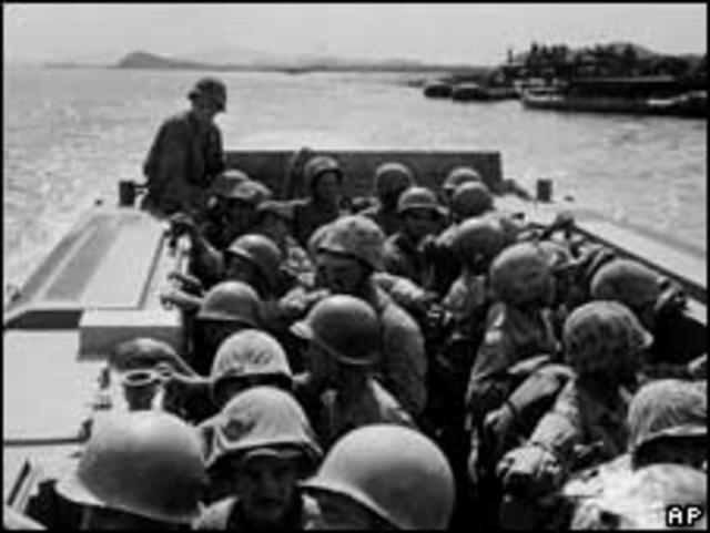美軍和韓國士兵乘登陸艦橫渡韓國西北部的漢江（20/09/1950）