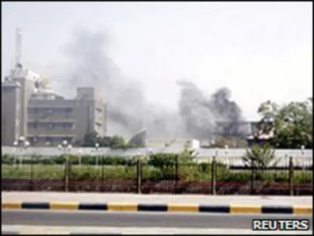 تصاعد أعمدة الدخان من مقر الأمن السياسي في عدن