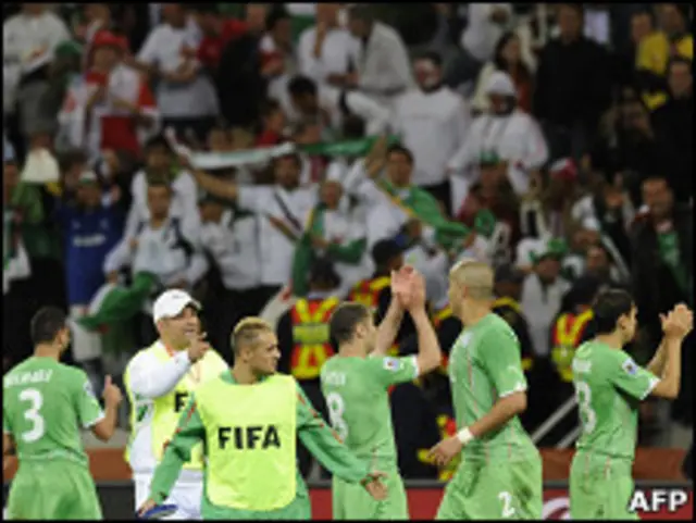 لاعبو الجزائر يحيون جماهيرهم