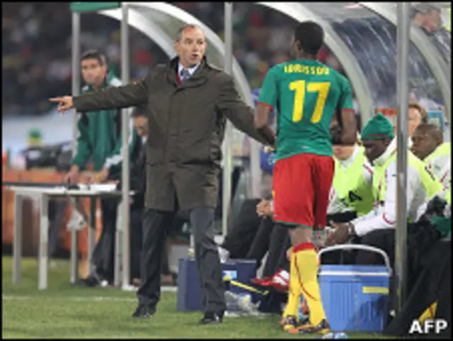 لوجوين يعطي توجيهات للاعب إدريسو