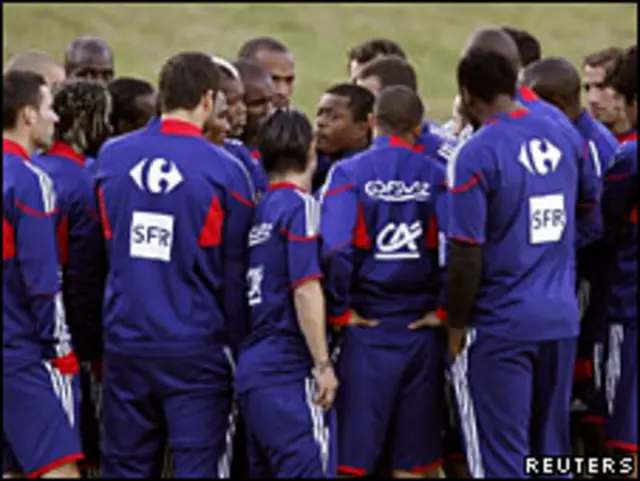 Los jugadores de Francia dialogan antes de decidir no entrenar
