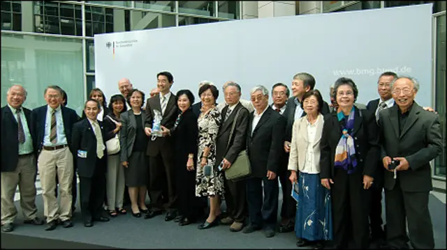 Ông Philipp Roesler ( thứ tám từ trái), bộ trưởng Y Tế Đức chụp hình lưu niệm với một số nhà dân chủ Việt Nam 