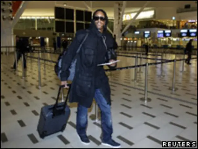 Nicolas Anelka en el aeropuerto de Ciudad del Cabo tras ser expulsado de la selección de Francia