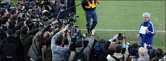 El DT de Francia, Raymond Domenech, lea a la prensa la carta de los jugadores en la que suspenden el entrenamiento.