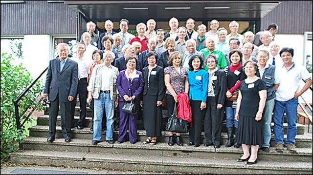 Bà Ingrid Lange, thị trưởng Hannover, (giữa hàng thứ nhì) đã đến chúc mừng Cuộc Họp Mặt Dân Chủ 