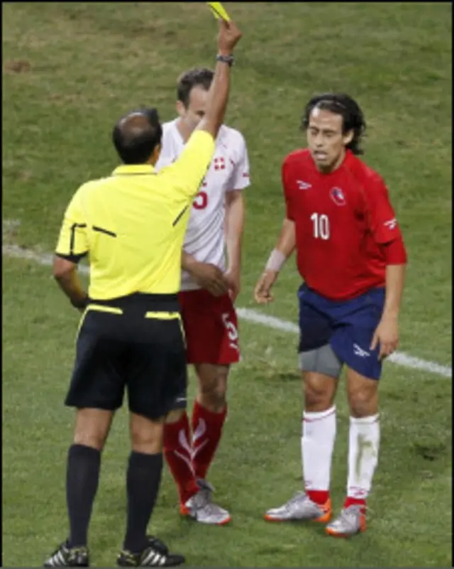 Вальдивиа получает желтую карточку