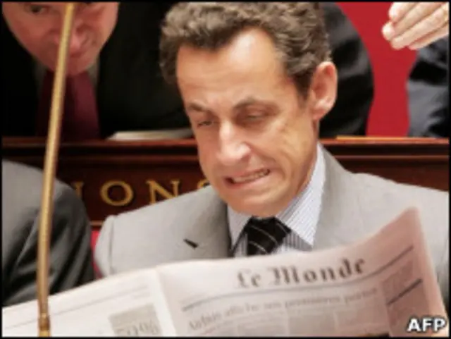 ساركوزي يتصفح صحيفة لوموند الفرنسية
