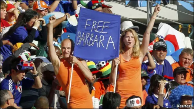 демонстранты на стадионе