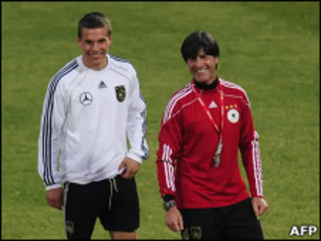 المدرب لوف(يمين) واللاعب بودولسكي