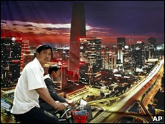 骑车经过海报的北京人