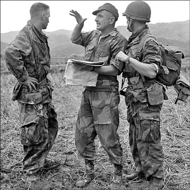 Tướng Bigeard (giữa) cùng hai người lính ở Điện Biên Phủ - ảnh Quân đội Pháp cung cấp
