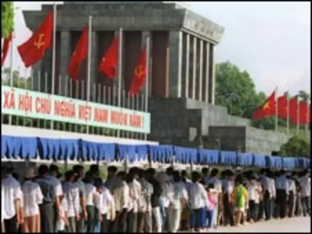 Hình cờ đỏ và khẩu hiệu Xã hội Chủ nghĩa tại Hà Nội