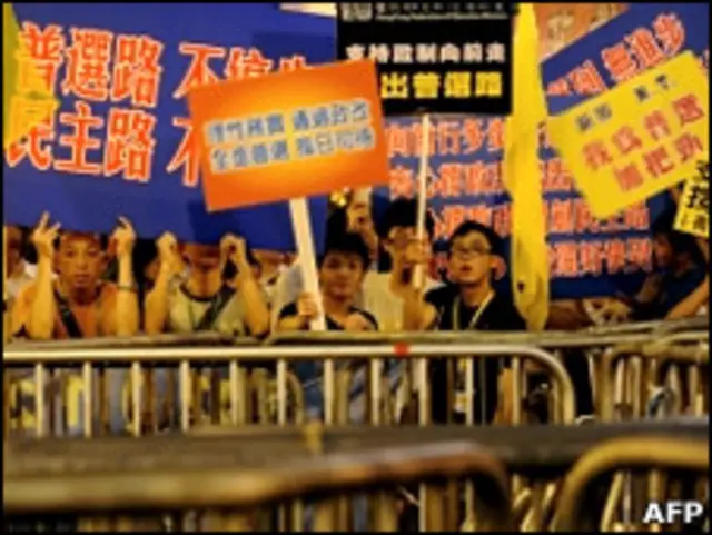 香港立法會外的示威者