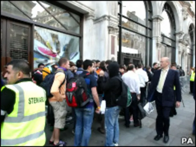 Очередь за iPhone4