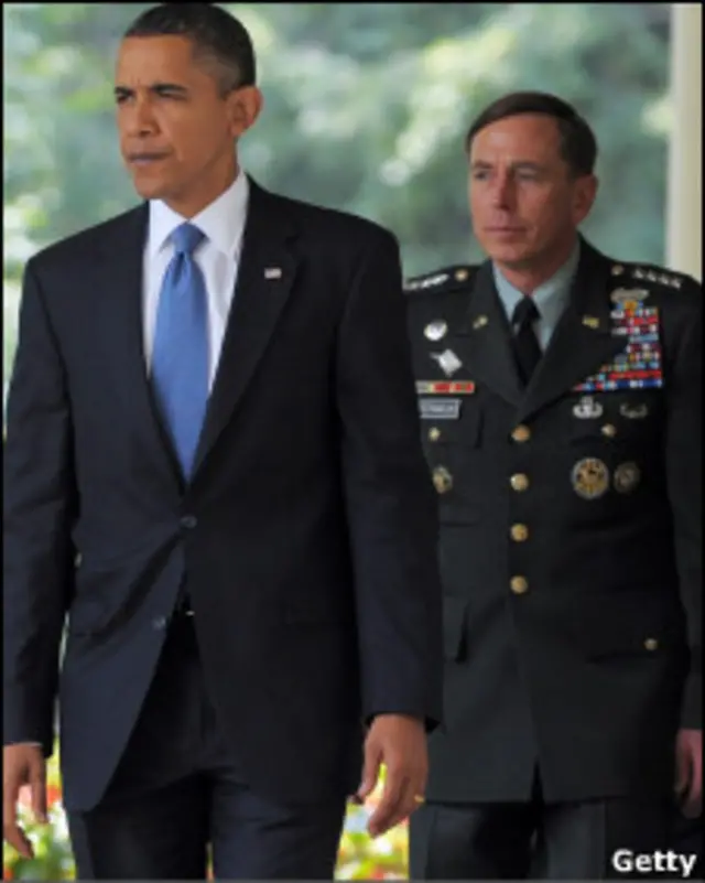 الرئيس باراك أوباما رفقة ديفيد بتريوس