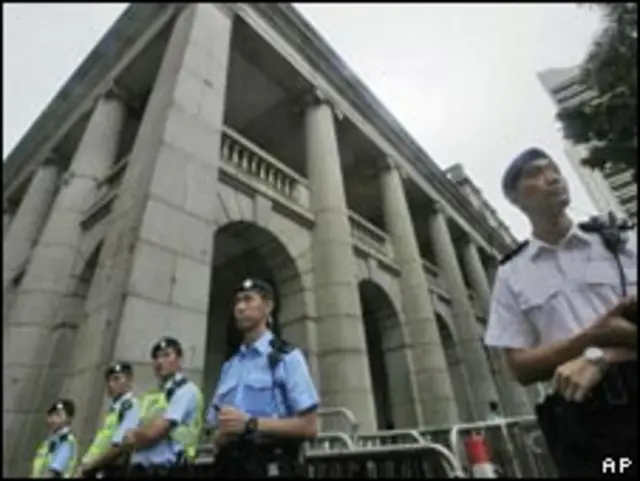 香港立法会外的警察（24/06/2010）
