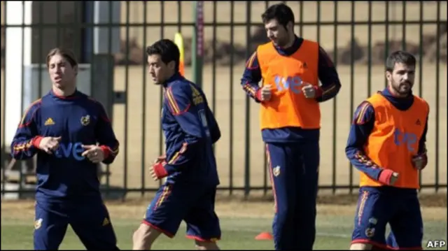 Para pemain Spanyol berlatih keras menjelang pertandingan krusial menghadapi Cile di partai terakhir Grup H.