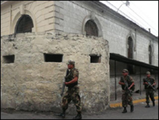 Una patrulla del ejército rodea el Centro Penitenciario de Cojutepeque, en el departamento de Cuscatlán, donde es dominado por la pandilla 18. 