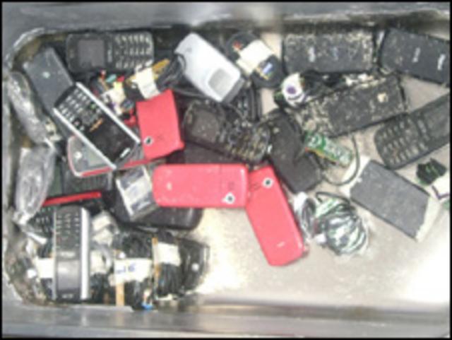 Teléfonos celulares y chips confiscados hace unas semanas en la cárcel de Ciudad Barrios cuando intentaron introducirlos dentro de los alimentos.