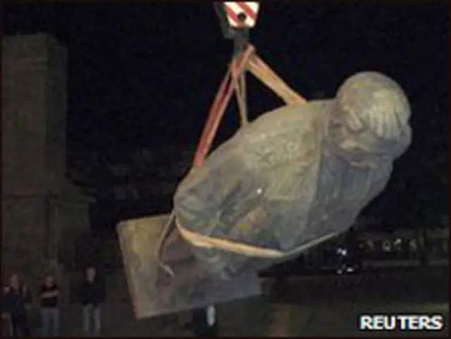 Removiendo una estatua de Stalin