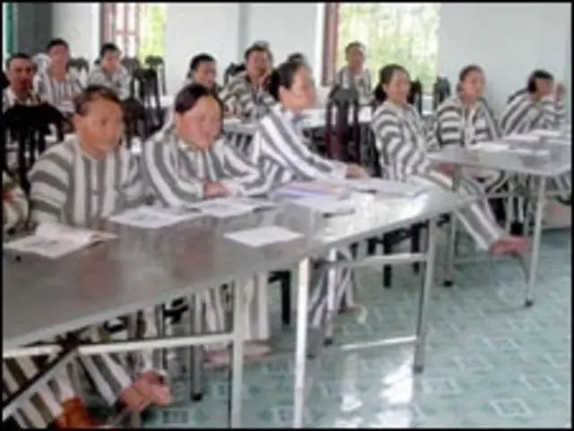 Cảnh tù nhân trong một trại giam ở Việt Nam-hình từ trang của nhóm 8406