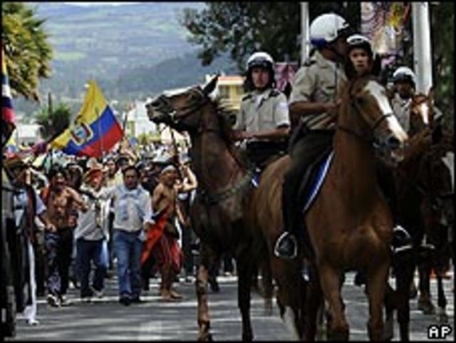 Manifestantes indígenas y policía montada en Otavalo, Ecuador
