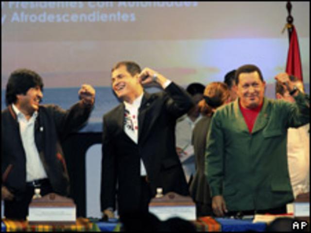 Evo Morales (izq.), Rafael Correa (centro), Hugo Chávez (der.)