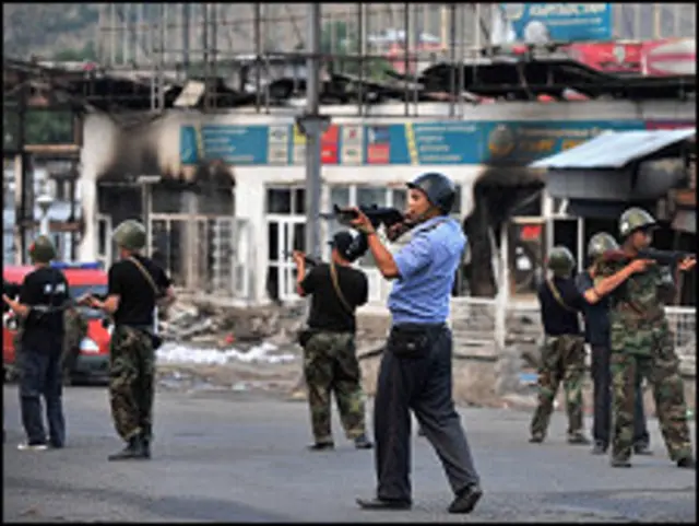 انتشار قوات الأمن في شوارع مدن جنوب قيرغيزستان بعد اندلاع اعمال العنف 