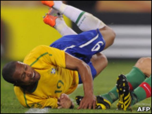 Julio Baptista cai durante o jogo contra Portugal