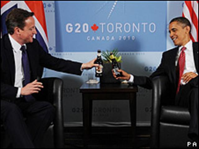 David Cameron y Barack Obama brindan con cerveza por una apuesta que ambos hicieron sobre el Mundial de Sudáfrica