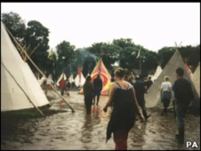 посетители Гластонбери