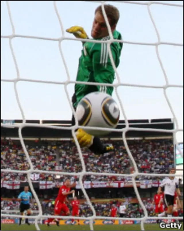 O meia Frank Lampard observa seu chute vencer o goleiro Manuel Neuer