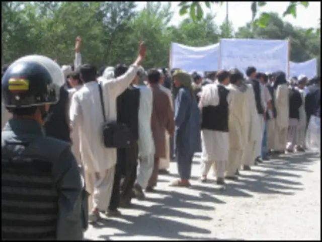 معترض استادان وایي لسانس دې د پوهنتون استادۍ حق ولري، د تقاعد عمر دې ۷۰ کاله شي او هغه استادان دې نه لرې کېږي چې ۶ کلونو کې یې ترفېع نه ده کړې، نه دا چې نه دې ګوښه کېږي، بلکې ودې روزل شي.