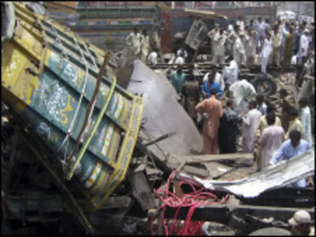 يرفعون الركام من موقع الانفجار