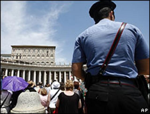 Policía y gente en el Vaticano.