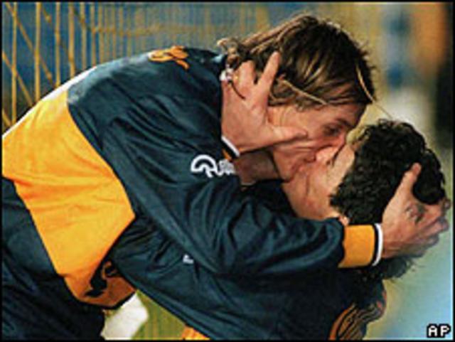 Maradona se besa con su antiguo compañero de equipo del Boca Juniors, Claudion Caniggia.