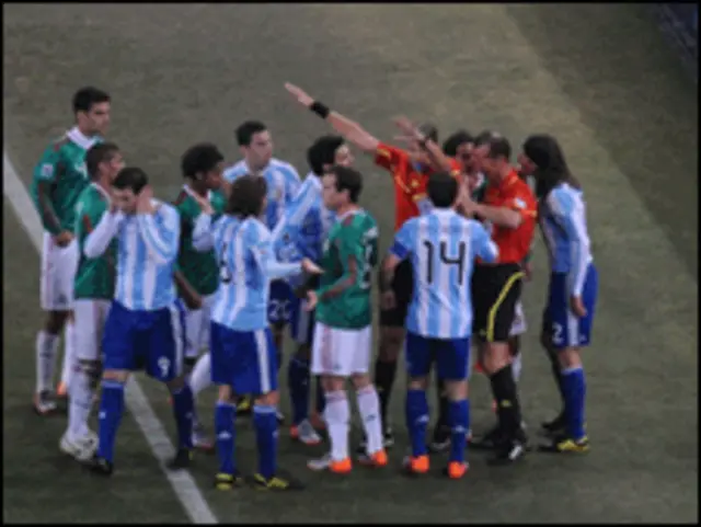 Telão mostrou impedimento em gol de Tevez no jogo México x Argentina