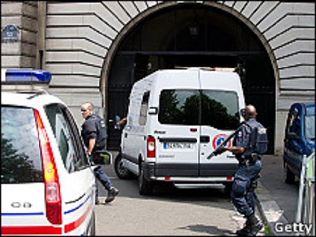 Noriega es trasladado en un coche policial en París